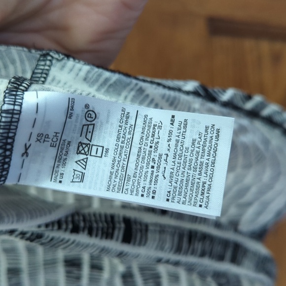 Old Navy Flowy Abstract Black And White Print Sleeveless Tank Size Women's XS - Picture 3 of 6